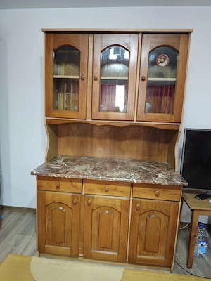 Bufet bucătărie cu uși din lemn și blat termorezistent