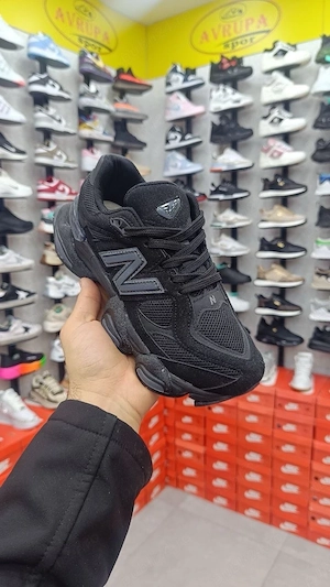 NewBalance pe comnada se dau si pe serii  - imagine 5