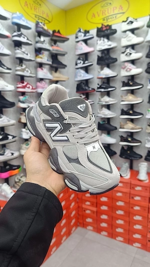 NewBalance pe comnada se dau si pe serii 