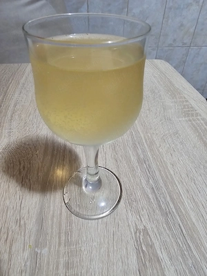 Vând vin alb,roșu 7lei litru și căpșunică 10lei litru