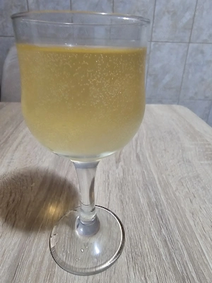 Vând vin alb,roșu 7lei litru și căpșunică 10lei litru - imagine 2