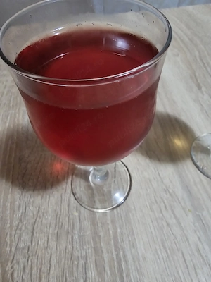 Vând vin alb,roșu 7lei litru și căpșunică 10lei litru - imagine 3