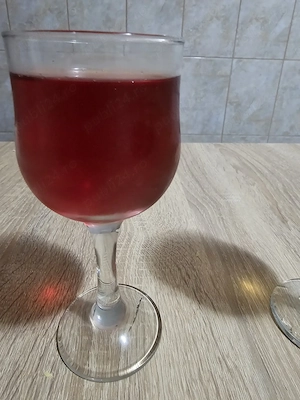 Vând vin alb,roșu 7lei litru și căpșunică 10lei litru - imagine 4