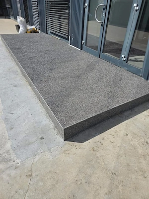 Pardosea din rășină epoxidica și covor de piatra - imagine 3