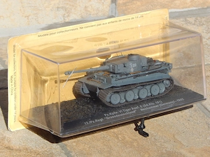 Macheta tanc greu Tiger Ausf. E Germania Neuhammer 1943 cu vitrina sc 1:72