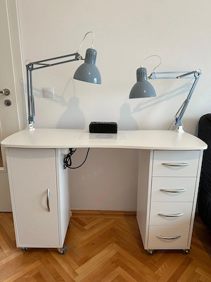 masă manichiura cu aspirator. Inclusiv 2 lampi (Ikea) si suport mana (Cupio).