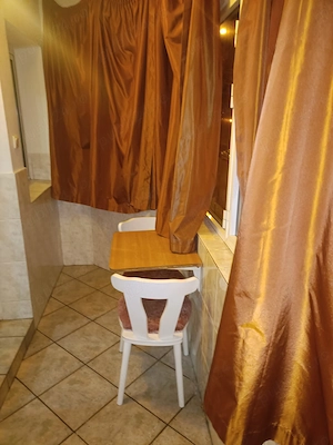proprietar  inchiriez  garsoniera Spitalul Judetean, gaze, etaj 1, bloc apartamente cu lift