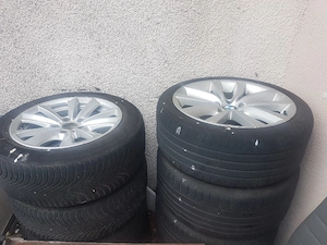 vând anvelope cu gume BMW 