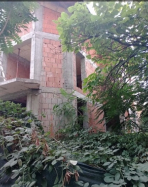 Casa la roșu din cărămidă 