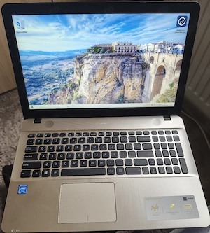 Laptop ASUS cu Windows 10 instalat.