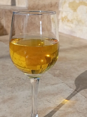 Vând vin și țuică 