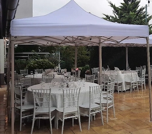 Inchiriez mese si scaune