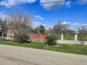 Vând casă cu teren.