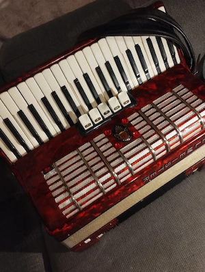 vând acordeon 120 basi weltmaister venit curând din Germania sună tare puternic am videoclip 0761986 - imagine 3