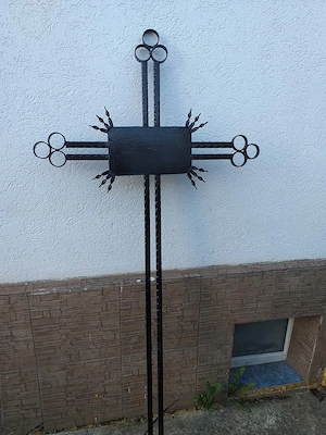 Vând grilaje și cruci pentru morminte.