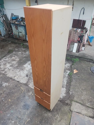 Două dulapuri ieftine. 