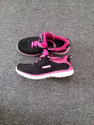 adidași Nr 37 ( nu trimit prin curier sau poștă )