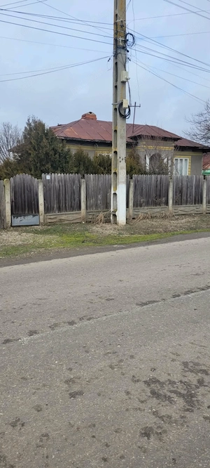 Casă bătrânească la 2 ore de București. 