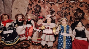 Păpuși de porțelan din colecția "Dolls of the world "