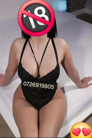 Brunetă cu forme care îți aprinde fanteziile