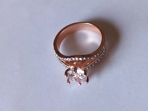 Inel damă, mărimea 10, Diametru interior 19,8(mm)  cu pietre albe. 