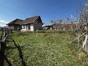 Casă și teren de vânzare .