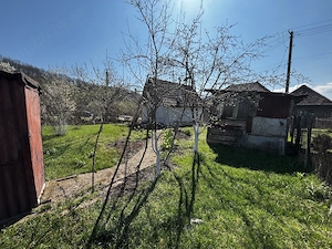 Casă și teren de vânzare . - imagine 2