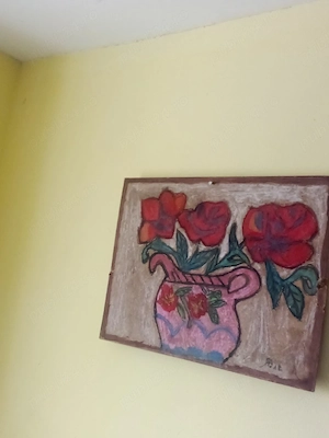 un tablou cu o vază cu floricele și trandafiri