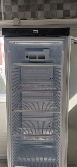 Vitrină frigorifică UGUR