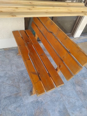 Vând masa lemn +2 banci