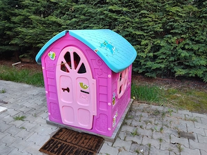 Casuta de joaca mare pentru copii Dohany, roz cu acoperis albastru
