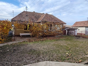 Se vinde casă de locuit, 1300 mp teren, utilități, acte la zi - imagine 2