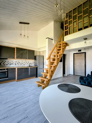 Vand apartament Nou cu scara interioara