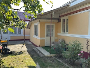 Proprietate completă la țară   casă 4 dormitoare + spațiu comercial - imagine 2