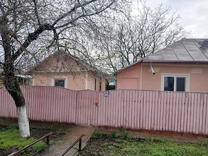 Vand sau schimb cu apartament cu 2 camere plus diferenta,casă in sat Albina comuna Tichilesti