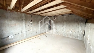 Casa de vanzare la rosu | 180 mp | 710 mp teren | Blaj - imagine 2