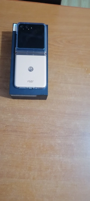 Razr 40 ultra peach fuzz nou cu garanție 