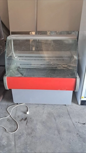 vand vitrina pentru alimente, 1,2 X 60 si frigidere, totul folosit 1 luna. Lichidare restaurant nou!