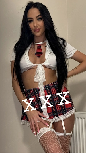 Bruneta sexy, locatie lux