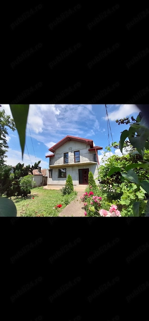 Vand casa 4 camere lângă Primărie  cu teren de 1000m 