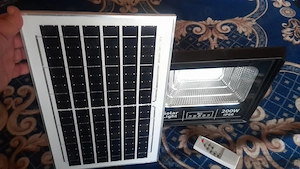 Proiectoare solare 200w cu panou cablu 3metri lungime , telecomanda , noi sigilate - imagine 5