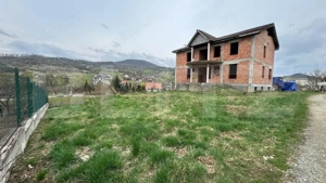 Casa la rosu in zona Valea Ghinzii, cu 900 mp de teren intravilan
