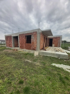 Vând casa în constructie