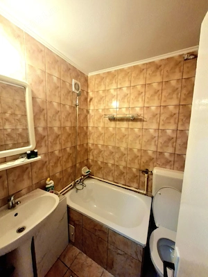 proprietar  închiriez garsonieră dublă , decomandată, în Faleză Nord, str. Unirii - imagine 4