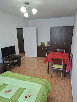 proprietar  închiriez garsonieră dublă , decomandată, în Faleză Nord, str. Unirii - imagine 3