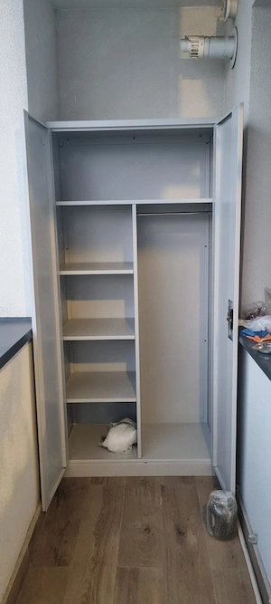 Vestiar metalic, 2 compartimente, cu polițe, bara umerașe, cu picioare