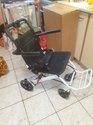 Vand scaun rotile disabilitati usor pliabil putin folosit
