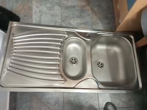 Vind chiuvetă dublă de inox de bucătărie aproape nouă 100 50cm.la preț de 280 roni