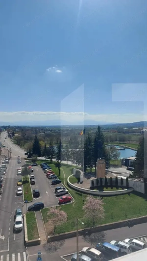 Inchiriere apartament 3 camere decomandate I Vedere superbă la lac,