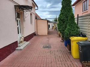 Vand casa cu piscina interioara